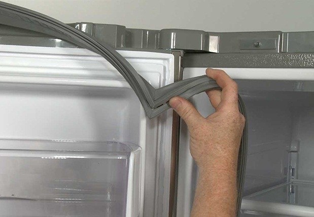 Vì sao tủ lạnh có hiện tượng đọng hơi nước ngoài vỏ tủ ?