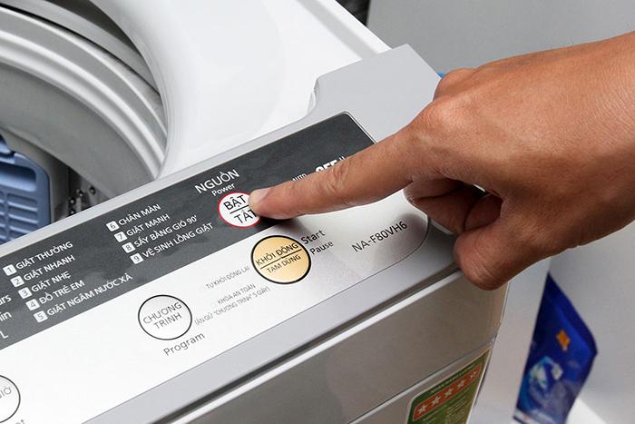 Phải làm sao khi máy giặt Electrolux bị nháy đèn?