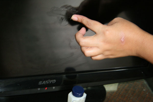 xóa vết xước màn hình tivi bằng vaselin