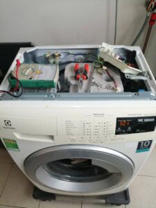 Mot-nguyen-nhan-nho-cung-co-the-khien-cho-may-giat-keu-to-khi-hoat-dong